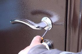 Замена дверной ручки металлической двери в Домодедово